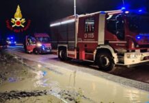 Auto travolta dalla piena del Meduna, tre persone bloccate su un isolotto: scatta il salvataggio aereo