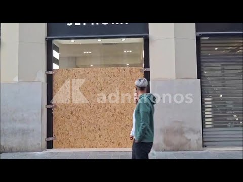 Bari, negozi del centro blindano le vetrine nel giorno delle proteste