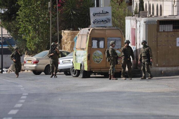 Blitz Idf in Cisgiordania: “Azione antiterrorismo a Hebron”. Media: “Almeno 15 palestinesi arrestati”