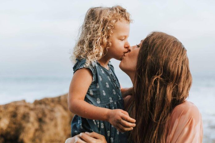 Bonus mamme 2026, domande al via: contributo fino a 720 euro, a chi spetta e come richiederlo