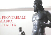 La proverbiale calabra ξενία La Calabria è ospitale: i Bronzi di Riace accolgono un visitatore