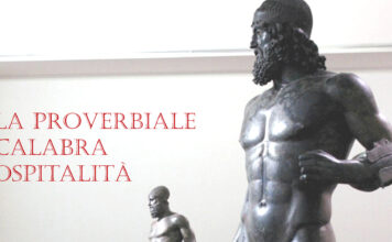 La proverbiale calabra ξενία La Calabria è ospitale: i Bronzi di Riace accolgono un visitatore
