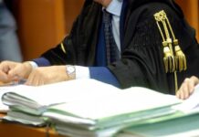 Cade sulle assi di legno al cimitero di Soffiano e si frattura anca e femore: risarcimento di oltre 30mila euro