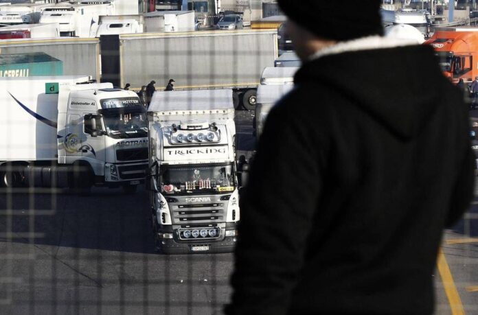 Caro carburanti, continua la protesta dei tir: stop e rallentamenti su A1 e A30