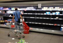 Caro carburanti e tir in sciopero, l’allarme: “Col blocco a rischio rifornimenti supermercati e negozi”