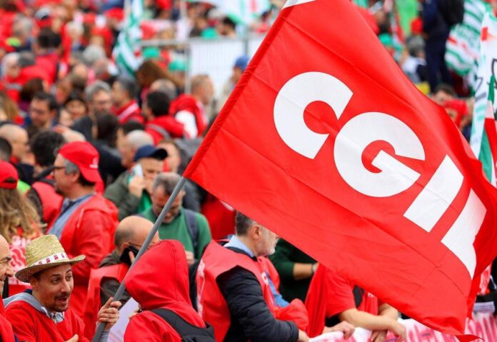 Cgil scende in piazza, in migliaia a Roma per ‘La via maestra’: “Lavoro, pace, Costituzione”