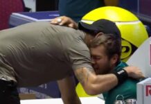 Cobolli si fa male nel derby e scoppia a piangere, Berrettini lo abbraccia