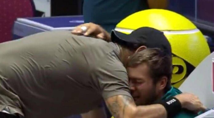 Cobolli si fa male nel derby e scoppia a piangere, Berrettini lo abbraccia