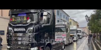 Continua la protesta di autotrasportatori e agricoltori, tir e trattori in corteo a Campobasso