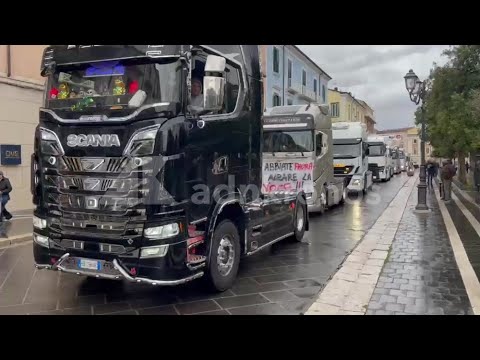 Continua la protesta di autotrasportatori e agricoltori, tir e trattori in corteo a Campobasso