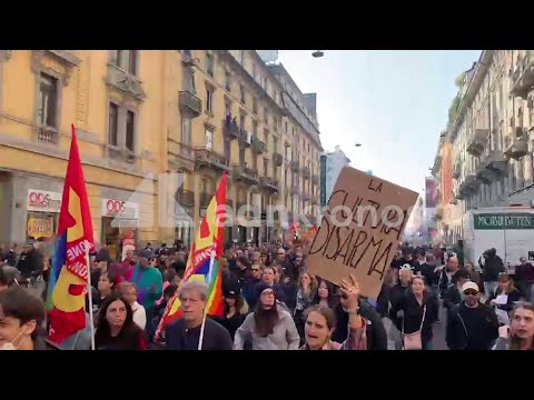 Cortei Milano, la protesta unisce le generazioni ‘la cultura disarma’