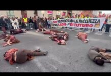 Cortei a Roma, donne ‘morte’ a terra per raccontare il massacro di Gaza