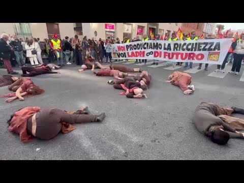Cortei a Roma, donne ‘morte’ a terra per raccontare il massacro di Gaza