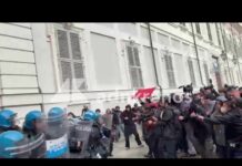 Cortei a Torino, manifestanti cercano di forzare il blocco: le cariche della polizia
