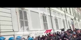 Cortei a Torino, manifestanti cercano di forzare il blocco: le cariche della polizia