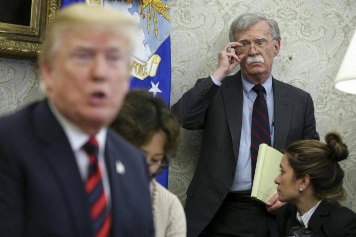 Cortei, l’ex consigliere di Trump Bolton: “Tattiche russe schema già visto, puntano a destabilizzare società”