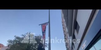 Corteo a Milano, manifestanti strappano cartello elettorale della Lega