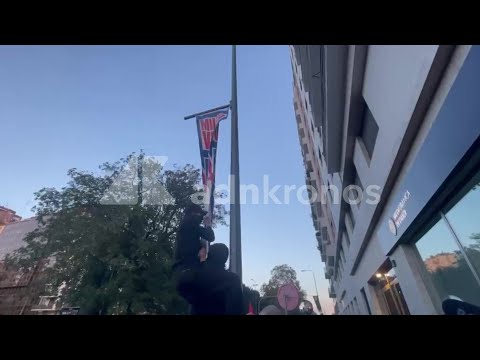 Corteo a Milano, manifestanti strappano cartello elettorale della Lega