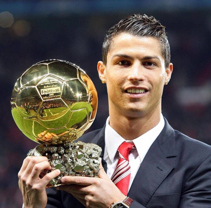 Cristiano Ronaldo batte Messi, è suo il Pallone d’Oro di tutti i tempi. Poi sui social: “Il calcio è dei tifosi!”