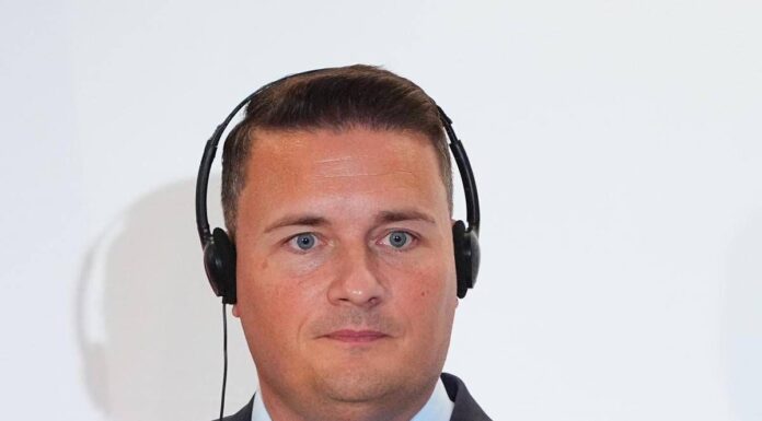 Cyberattacchi, ministro Difesa Gb: “Fate scorte per emergenza di acqua, cibo e contanti”
