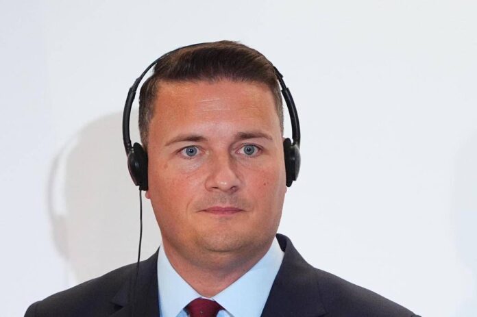 Cyberattacchi, ministro Difesa Gb: “Fate scorte per emergenza di acqua, cibo e contanti”