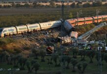 Disastro ferroviario in Spagna, il lutto e le indagini: “Via libera al treno nonostante convoglio fermo sui binari”