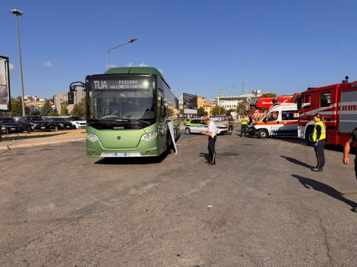 Dramma a Pescara, pullman travolge pedone nel terminal bus: morta una donna