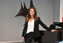 Elena Sofia Ricci: “Prima serata troppo tardi, mancanza di rispetto per il pubblico”