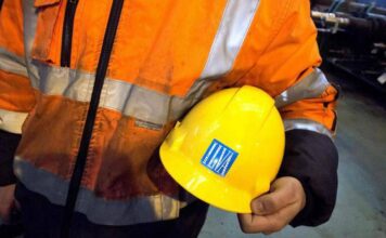 Ex Ilva, UGL al Ministero: «Garanzie immediate per lavoratori e aziende dell’indotto» Garanzie per lavoratori e indotto ex Ilva, operaio con casco protettivo nello stabilimento