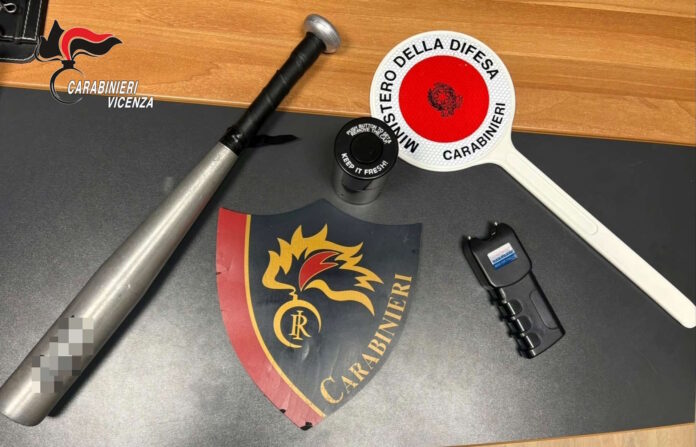 Controlli dei Carabinieri a Camisano Vicentino: storditore elettrico e mazza sequestrati