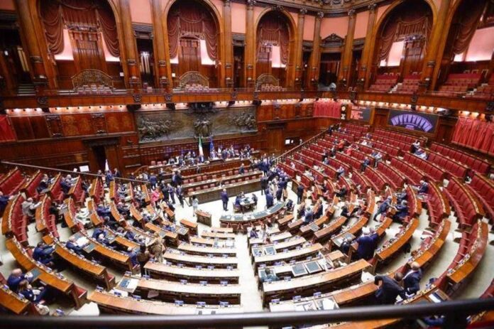 Fa troppo freddo alla Camera, la richiesta: “Meno aria ghiacciata”
