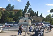 Firenze, bombola di gas sotto copia David a piazzale Michelangelo: si indaga