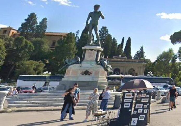 Firenze, bombola di gas sotto copia David a piazzale Michelangelo: si indaga
