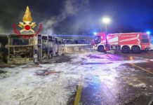 Firenze, incendio in deposito Autolinee Toscane: 12 bus distrutti e 7 danneggiati