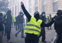 Francia, Gilet Gialli: “Domani in piazza, solo i regimi vietano le proteste”
