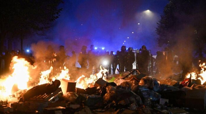 Francia, iniziano coprifuochi ‘parziali’ e ‘localizzati’: le misure per contrastare le violenze