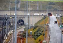 Francia, minibus si scontra con treno fermo all’ingresso del tunnel della Manica: 19 feriti di cui 5 gravi