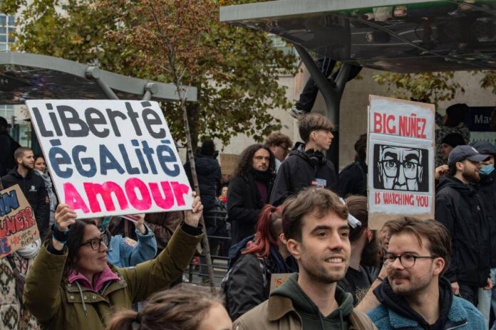 Francia, nuova giornata di proteste: allarme sicurezza, 150mila manifestanti attesi a Parigi