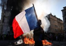 Francia, proteste contro il caro vita: scontri a Parigi e Marsiglia, almeno cento gli arresti