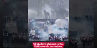 Gli studenti albanesi contro Edi Rama e la corruzione, violenti scontri a Tirana