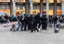 Guerriglia a Milano, ai domiciliari uno dei maggiorenni arrestati per scontri e altri quattro in carcere: la decisione del Gip