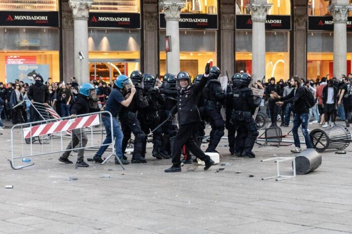 Guerriglia a Milano, ai domiciliari uno dei maggiorenni arrestati per scontri e altri quattro in carcere: la decisione del Gip