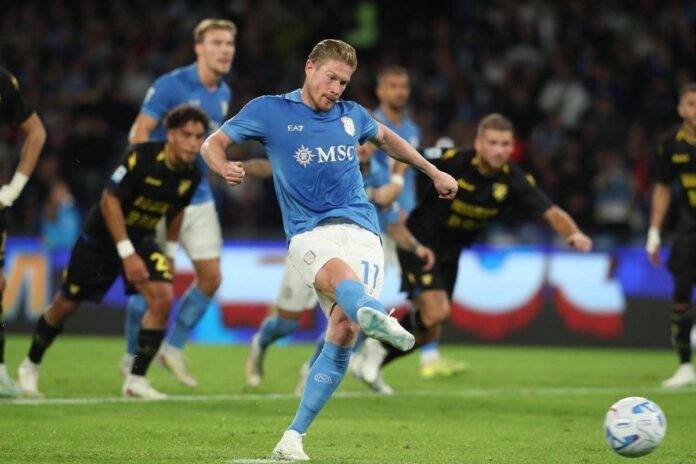 Hojlund sbaglia il rigore, arbitro fa ripetere e De Bruyne segna: caos in Napoli-Frosinone