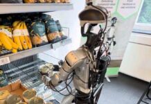 I robot lavorano al supermercato in Danimarca, gli umanoidi tra scaffali e casse