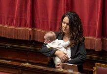 Legge elettorale, Barzotti in aula con il figlia piccola per seguire Conte