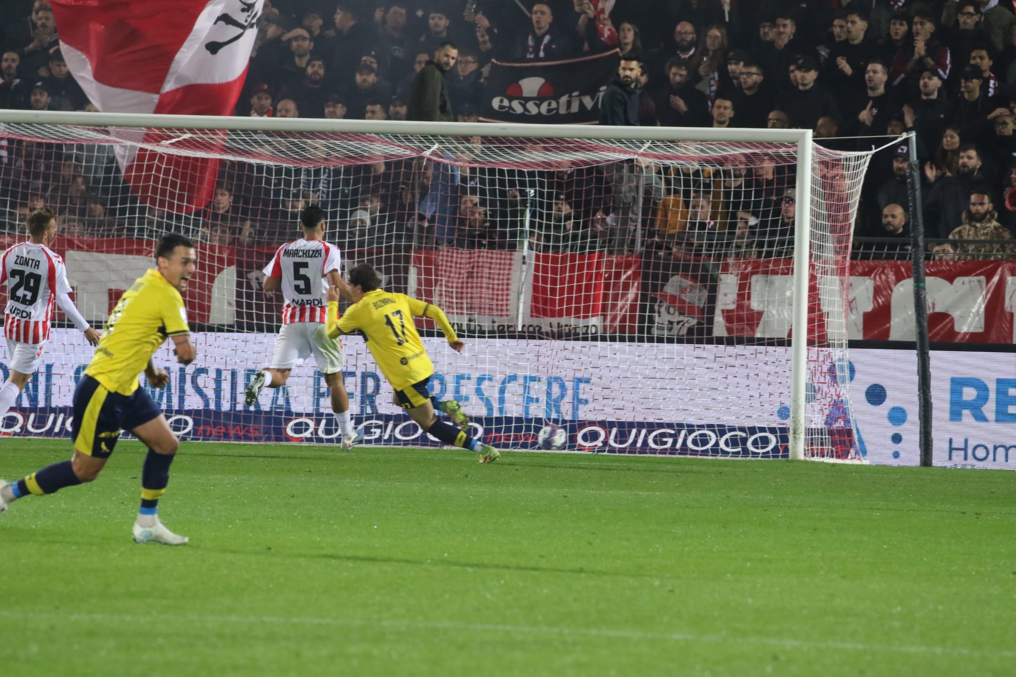Ambrosino segna il gol decisivo in Lr Vicenza–Modena (foto di Francesco dalla Pozza per VicenzaPiù)