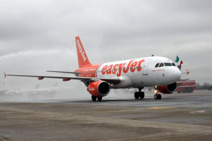 Malore per il copilota, volo Easyjet rientra a 20 minuti dal decollo