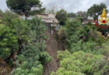 Maltempo in Campania, frana a Mergellina: evacuati tre appartamenti