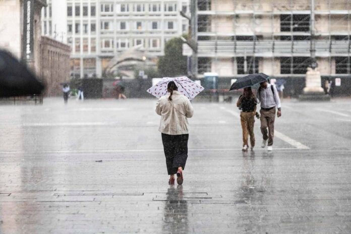 Maltempo, scuole chiuse e allerta meteo arancione e gialla per temporali sabato 10 ottobre: le regioni a rischio
