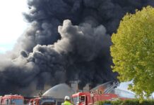 Maxi incendio a Malo, fiamme in una fabbrica di laterizi: “Mantenere chiuse porte e finestre”